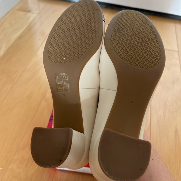 Tory Burch Black and Cream Heels with Gold Accent - Picture 5 of 6